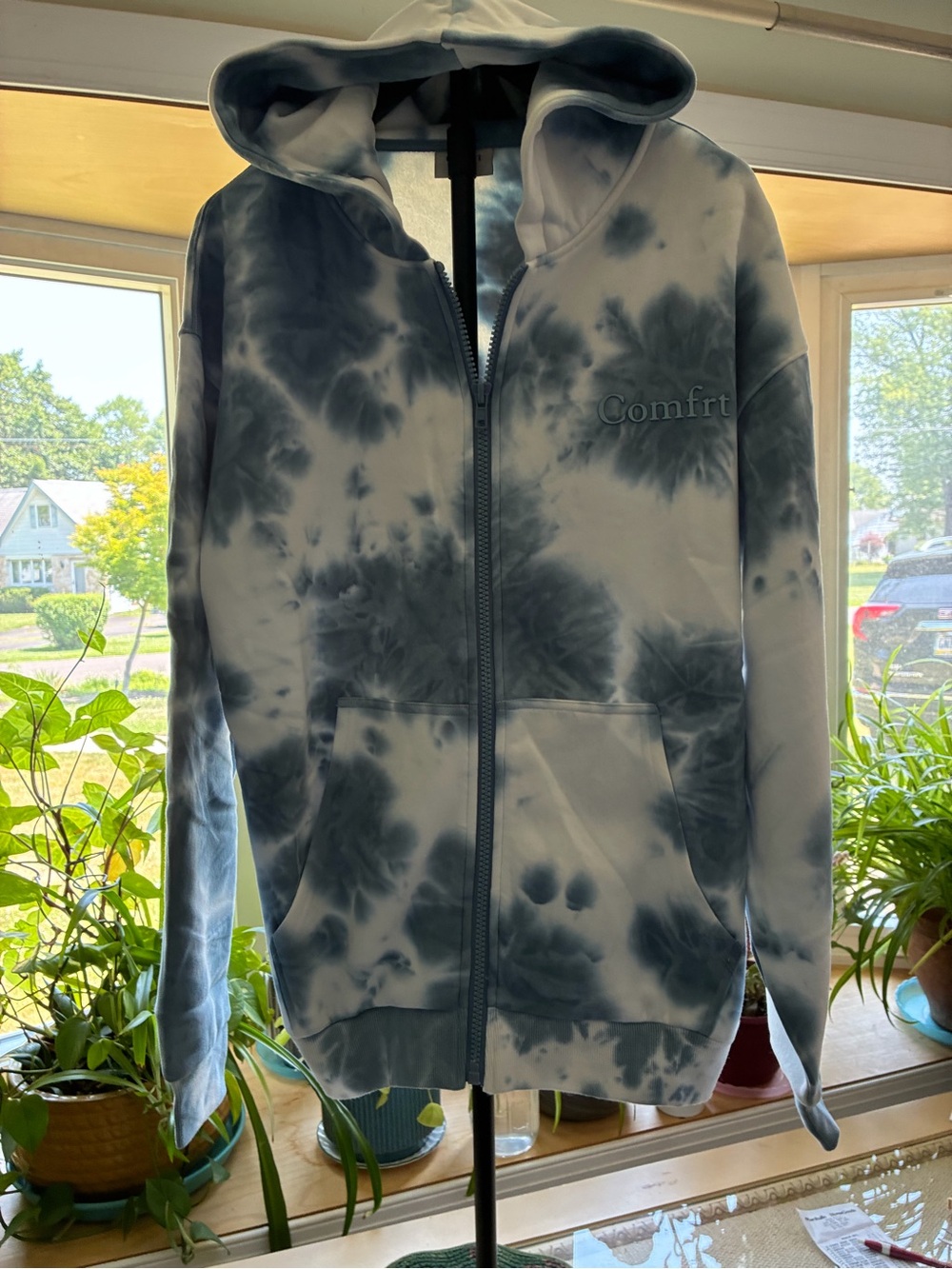 Comfrt Women's Tie-Dye Full-Zip Hoodie in Blue & White Unisex